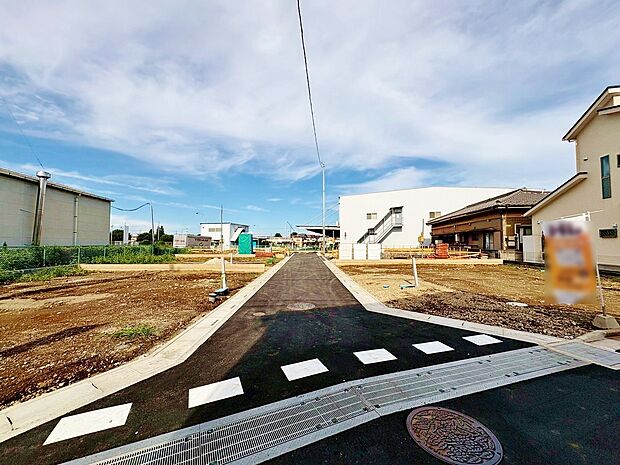 いつまでも輝き続けて、いつしか街の風景に溶け込んでいきます。(令和7年10月 撮影)