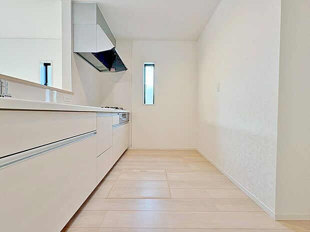 窓から自然光が入り、爽やかなキッチンを演出。