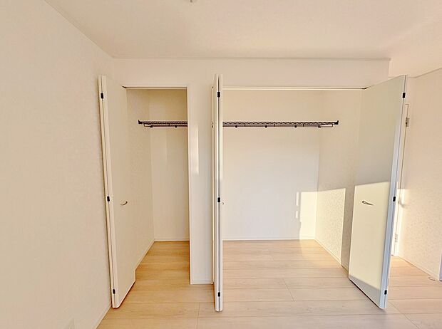 ダブルクローゼットを採用し、衣類や小物もスッキリと収納できます。
