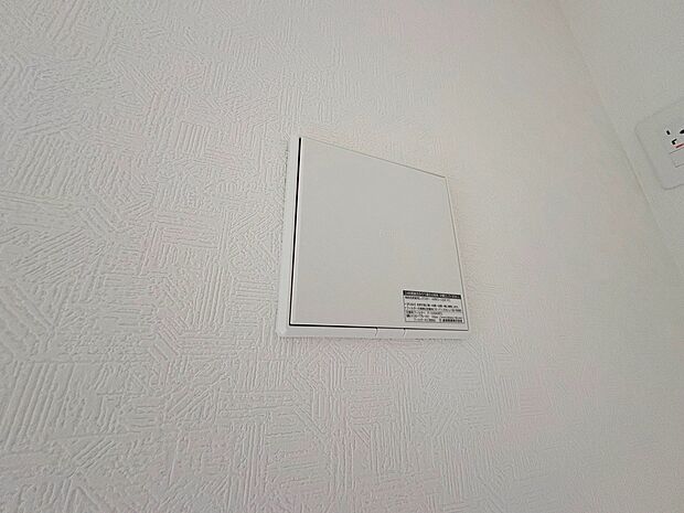 24時間換気システム付で室内の空気を対流させたり換気しています。