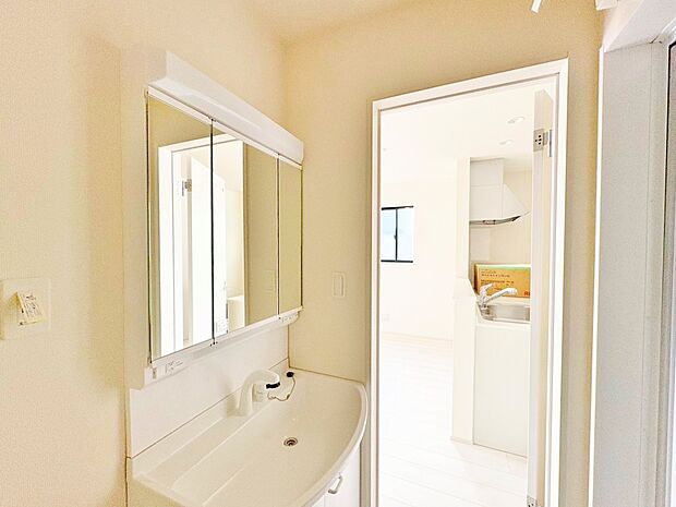 毎日使う場所だからこそ、明るく清潔感溢れる脱衣所に仕上げました。