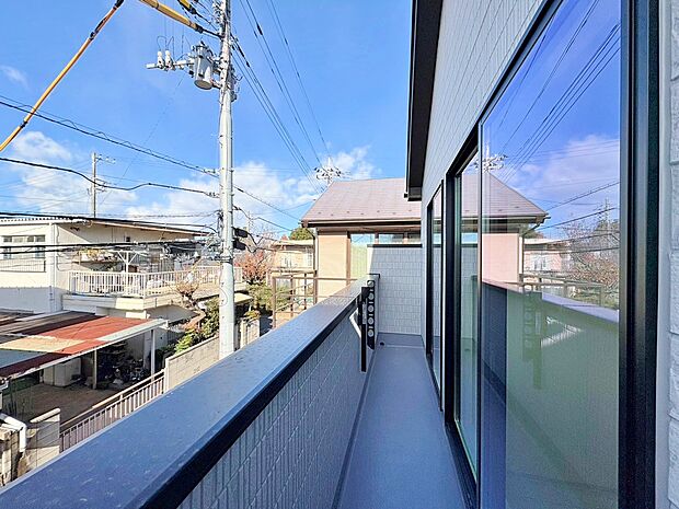 日差しを遮るもののないバルコニー。
