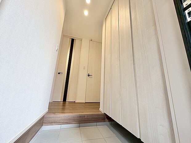 使い心地の良いシューズクロークは高い収納力と清潔感を兼ね備えています。