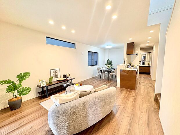 室内には豊かな陽光が注ぎ込み、爽やかな住空間を演出。