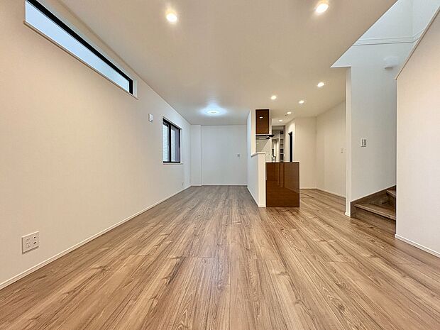 ほっと安らげる居心地の良いリビングは、ごろんと寛げる床暖房付きです。