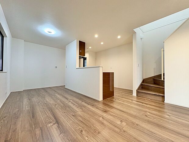 リビング階段にすることで、自然と集まる空間を実現しました。