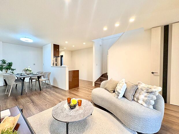 ほっと安らげる居心地の良いリビングは、ごろんと寛げる床暖房付きです。