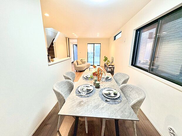 ここにはみんなが集い、食事と楽しい会話が始まります。