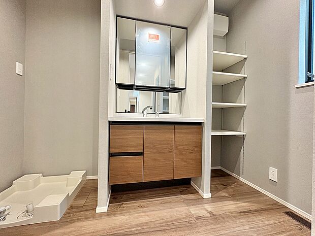 ごちゃごちゃしがちな化粧品類をすっきり収納できます。