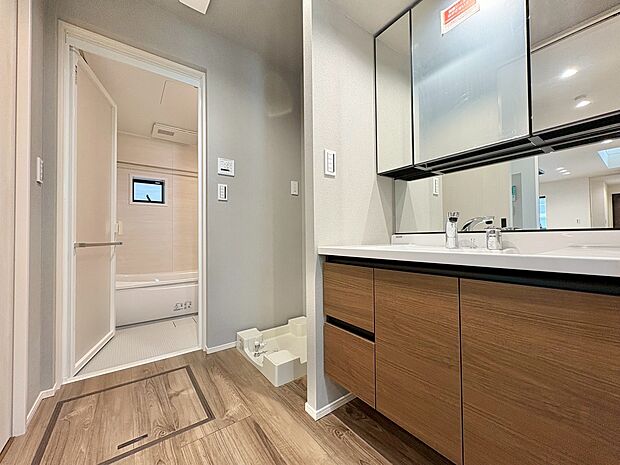 ゆとりある洗面スペースなら、朝の身支度と家事の時間が重なっても安心です。