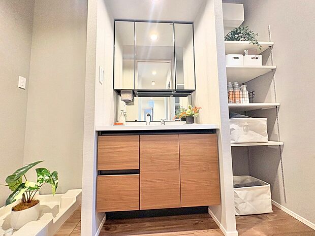 ごちゃごちゃしがちな化粧品類をすっきり収納できます。