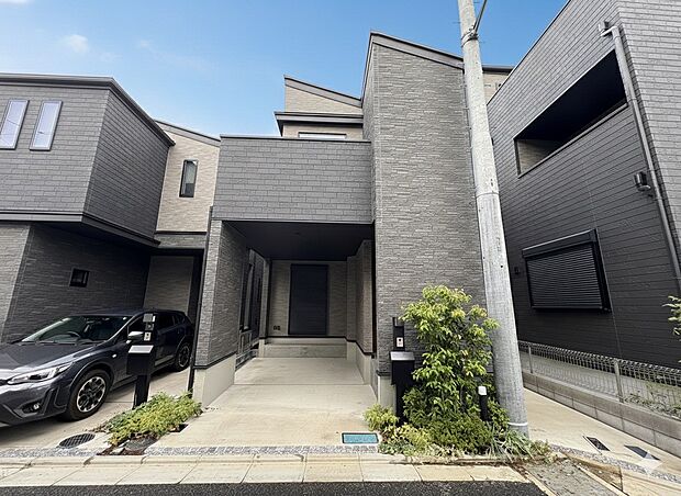 行き交う人たちを優雅に魅了するスタイリッシュなフォルム。