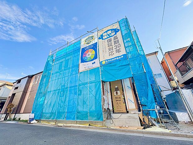 くつろぐ方とお料理をされる方の一体感を重視した対面式キッチンを採用。(令和7年11月 撮影)