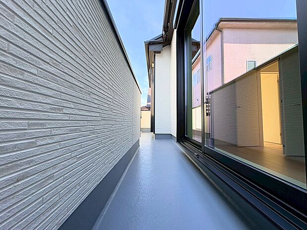 バルコニーから望む紺碧の空。