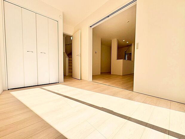 多様な使い方ができる続き間洋室を備えています。