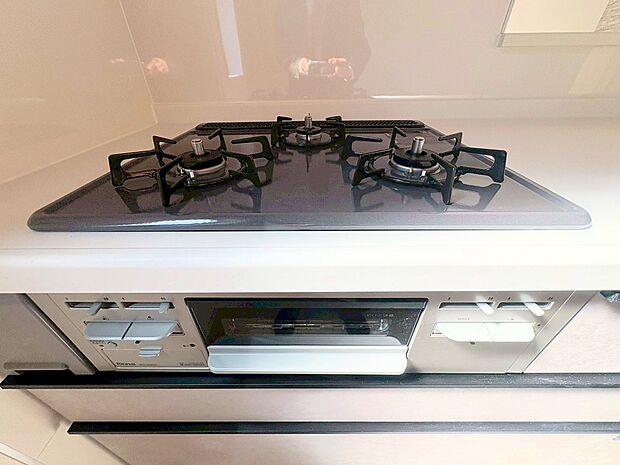 三口コンロはお料理のレパートリーが増えるグリル付きです。