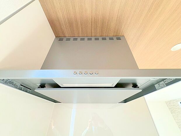 圧迫感を抑えたレンジフードを採用しました。