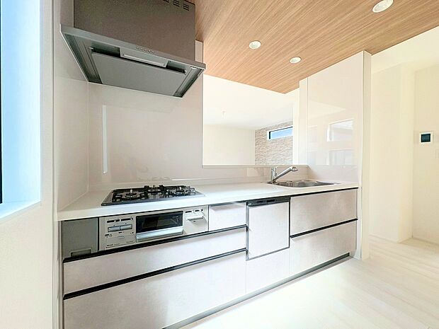 リビング全体を見渡せるよう対面式キッチンを採用しました。