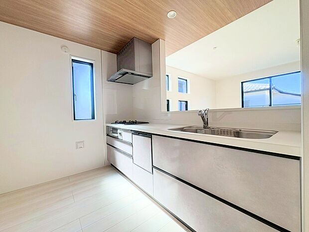 自然光が入る明るいキッチンは、作業スペースも広くとっています。