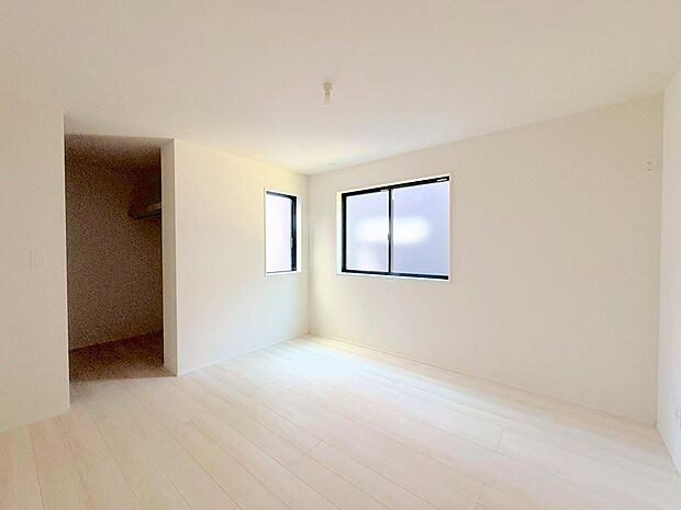 WIC付きの主寝室なら、慌ただしい朝の身支度もスムーズに行えます。