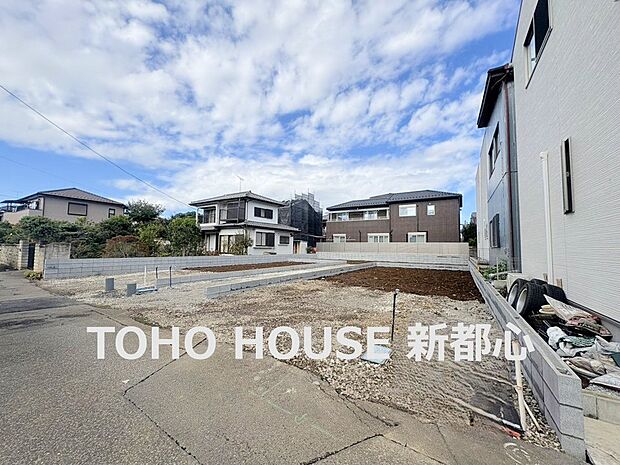 バルコニーに面したリビングは広々17帖。(令和7年10月 撮影)