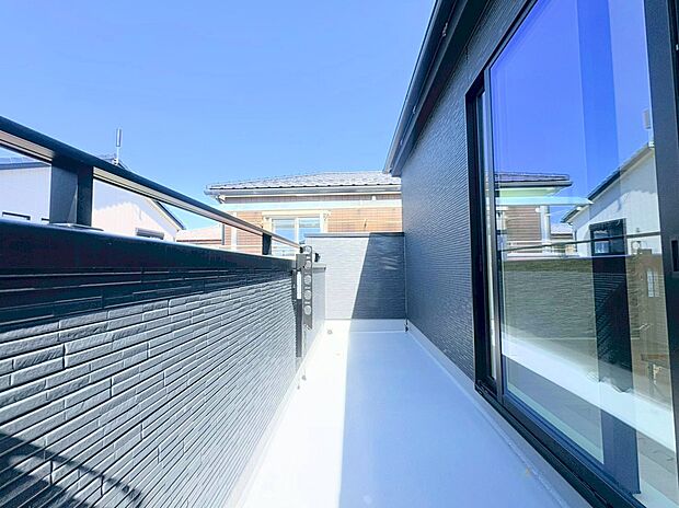 バルコニーからの明るい陽光がお部屋に差し込みます。