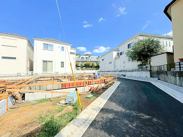 二部屋から行き来できる続き広々としたバルコニーを配置しています。(令和7年10月 撮影)