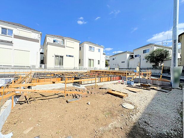 洗練されたデザインの外観が街並みに彩りを演出します。(令和7年10月 撮影)