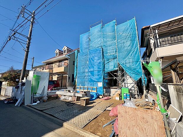 リビングイン階段を採用しました。キッチンからリビング全体を見渡せます。(令和7年12月 撮影)