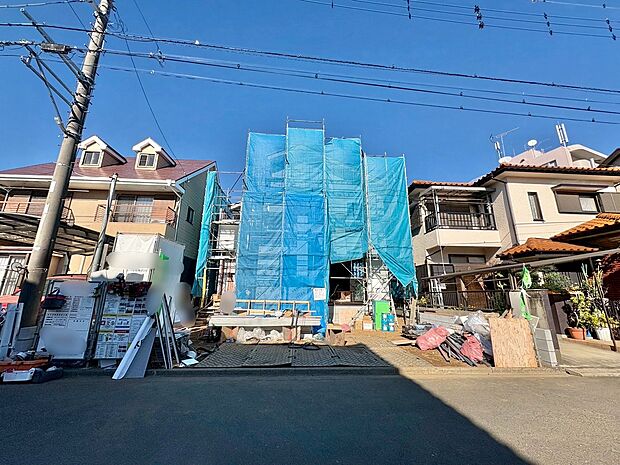 南6m公道に面したカースペースに並列で3台駐車可能です。(令和7年12月 撮影)