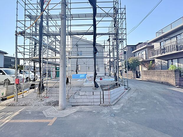 いつまでも輝き続けて、いつしか街の風景に溶け込んでいきます。(令和7年10月 撮影)