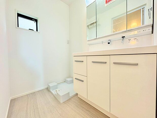 湿気がこもりやすい洗面所には窓があり換気がしっかり行えます。