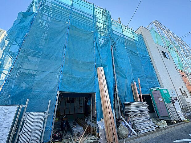 使い勝手の良いカウンター付きのL字型のキッチンを採用。(令和7年11月 撮影)