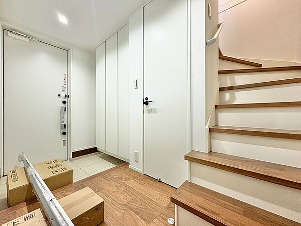 「行ってきます」と「ただいま」は、この玄関から始まります。(令和7年12月 撮影)