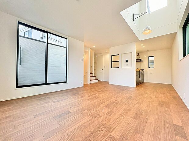 吹き抜けからは陽光を豊かに採り入れ、明るく広がりのある空間を創出。