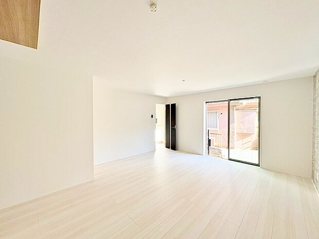 室内には豊かな陽光が注ぎ込み、爽やかな住空間を演出。