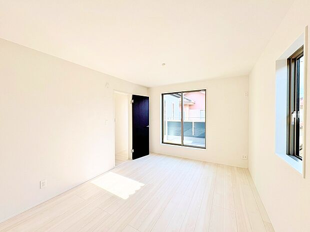 身支度空間がまとまった動線と上質なデザインでホテルライクな寝室。