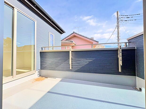 二部屋から行き来できるワイドバルコニーは洗濯時にも効率の良い造り。