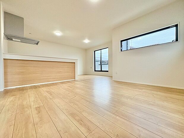 LDK広々18.8帖。リビング床暖房完備で寒い季節も快適です。