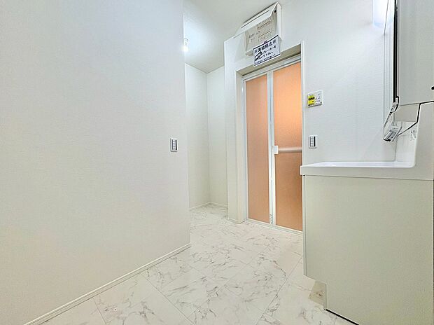 キッチンそばに洗面所、浴室を集めた無駄のないコンパクトな家事動線。