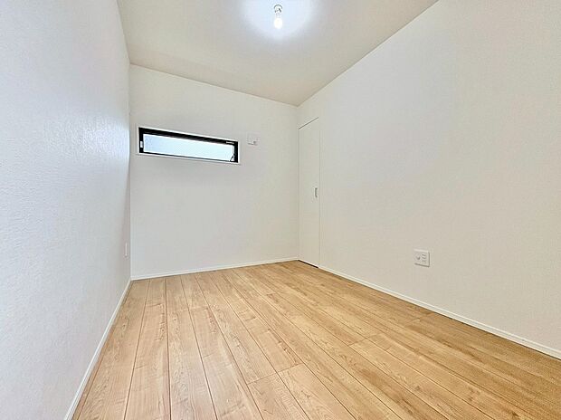 4帖の納戸は在宅ワークなどにも便利な空間。