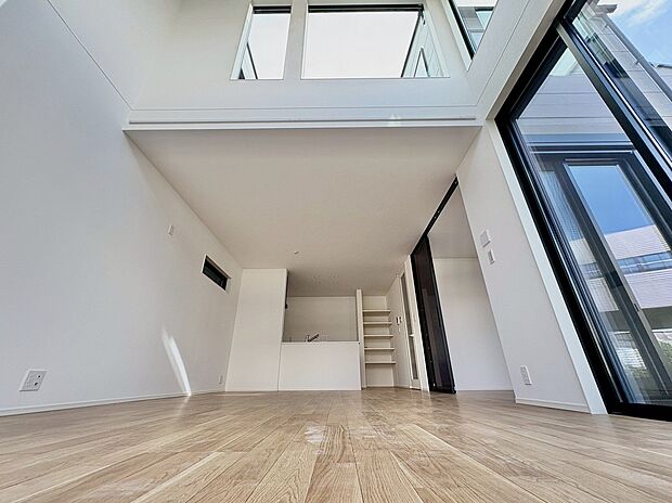 室内には豊かな陽光が注ぎ込み、爽やかな住空間を演出。リビング床暖房完備で快適な空間。