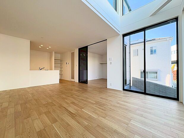 陽光あふれるリビングは家に居ながらカフェでくつろいでいるような気分に。