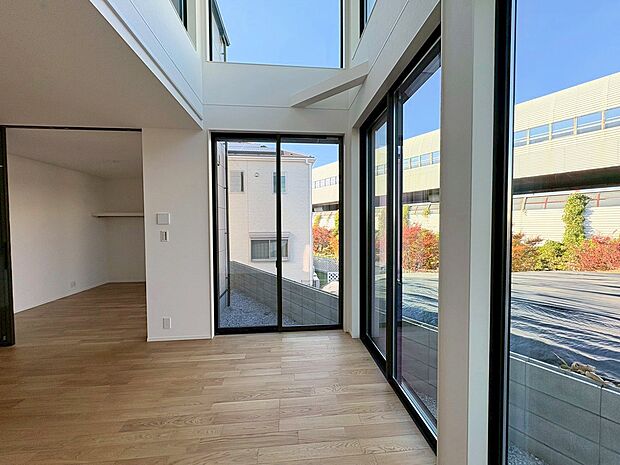 吹き抜けからは陽光を豊かに採り入れ、明るく広がりのある空間を創出。