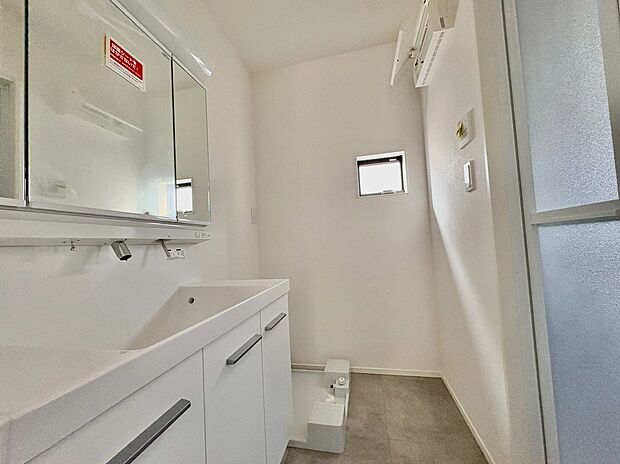 ゆとりある洗面スペースなら、朝の身支度と家事の時間が重なっても安心です。