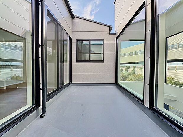 たくさんの日差しと風を受け洗濯物もすぐに乾きそう。