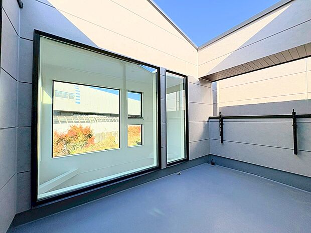 バルコニーに出た時、頬をなでる優しい風を感じます。