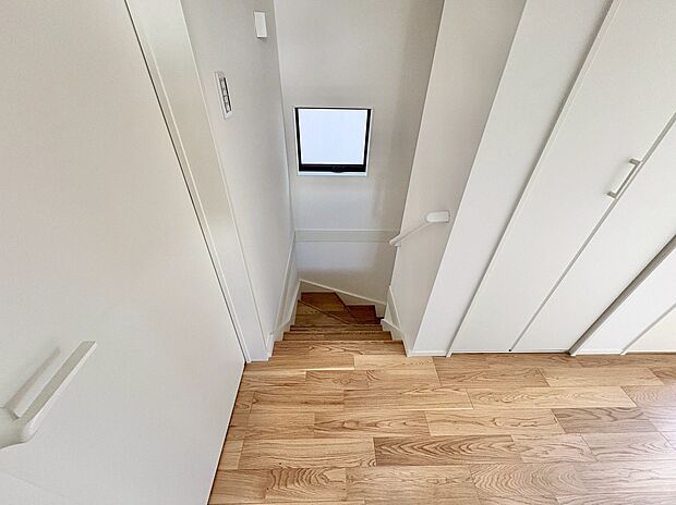 手すりがあるので安心して階段を上り下りできます。