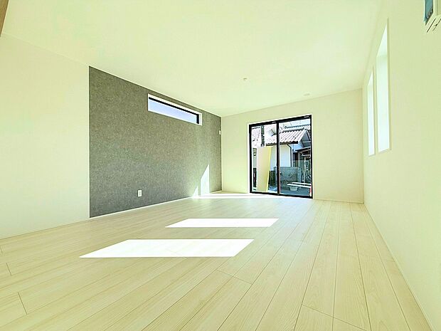 落ち着いた雰囲気のリビングは天井を折り上げ、空間のアクセントに。