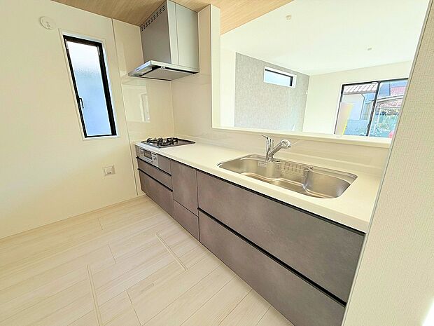 収納も多く、大きな鍋やフライパン、調味料などもスッキリ片付きます。